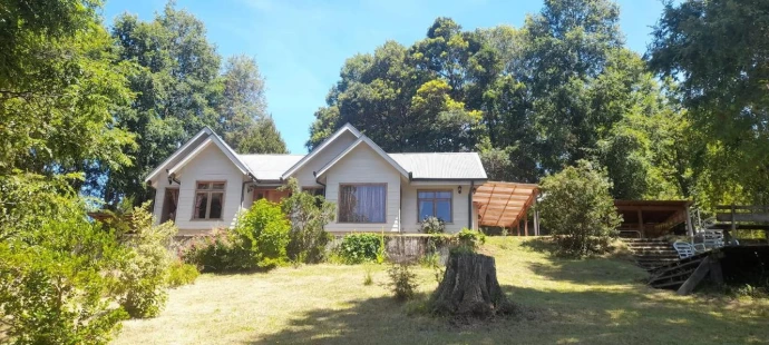Casa moderna construida en Lican Ray por Constructora Werner