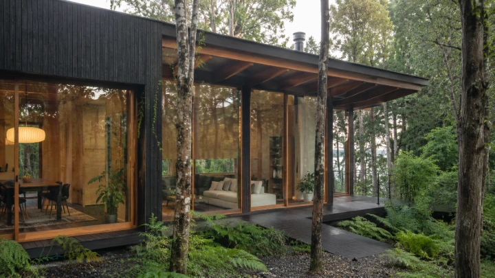 Casa moderna con diseño funcional e integrada al entorno natural en Valdivia